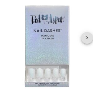 NWT Red Aspen Snowed in - Itzel Short Square Dashes